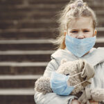 devojcica-igracka-maska-zagadjenje-vazduha