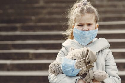 devojcica-igracka-maska-zagadjenje-vazduha