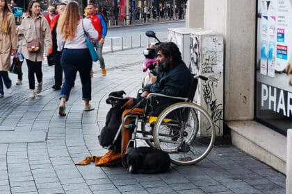 prosjak-u-kolicima-sa-psima-ulica-foto-nenad-nesovic-n2