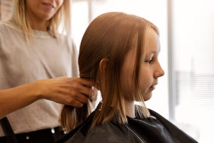 devojcica-kod-frizera