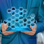 informacione-tehnologije-tablet-u-rukama