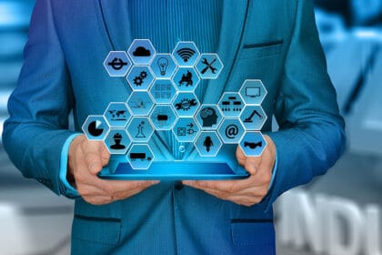 informacione-tehnologije-tablet-u-rukama