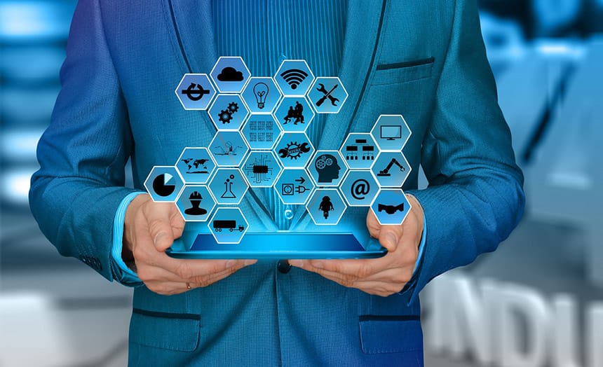 informacione-tehnologije-tablet-u-rukama