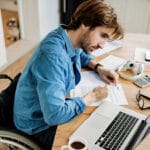 muskarac-u-invalidskim-kolicima-laptop