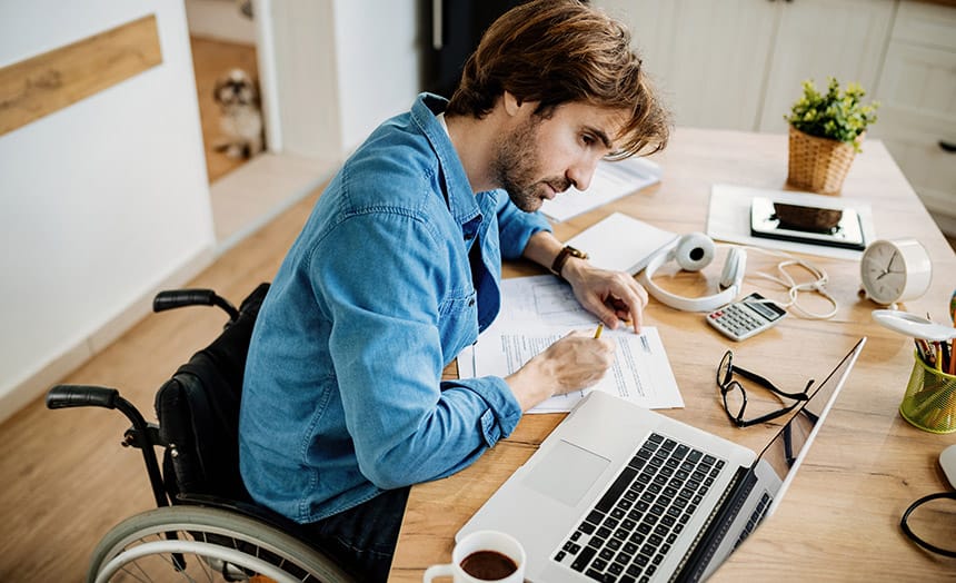 muskarac-u-invalidskim-kolicima-laptop
