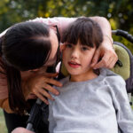 dete-sa-posebnim-potrebama-u-kolicima-majka