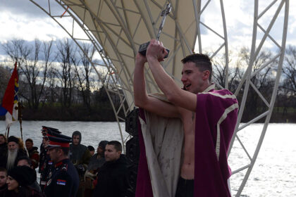 kadet-vojne-akademije-pavle-milosevic-casni-krst-plivanje