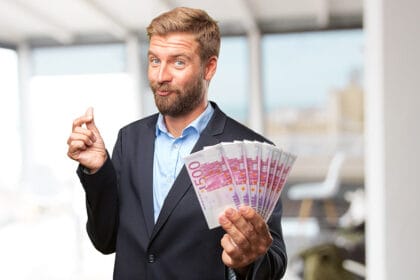 muskarac-sa-evrima-u-ruci