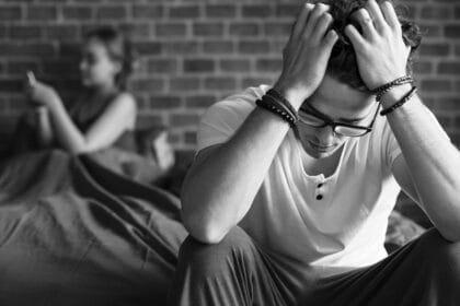 par-krevet-muskarac-zabrinutost