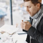 prehlada-muskarac-pije-caj