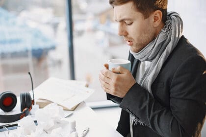 prehlada-muskarac-pije-caj