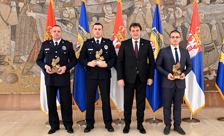 • N2 portal urucene-nagrade-policijskim-sluzbenicima-2