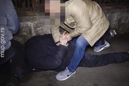 hapsenje-muskarac-lezi-na-podu