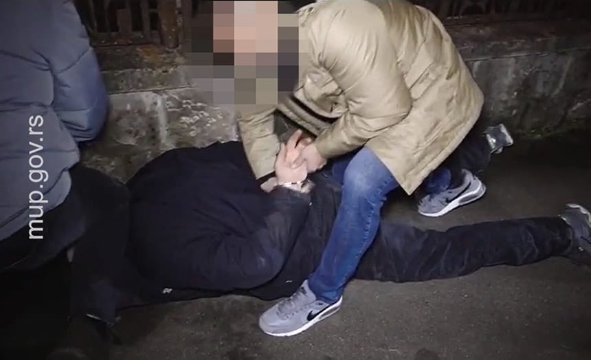 • N2 portal hapsenje-muskarac-lezi-na-podu