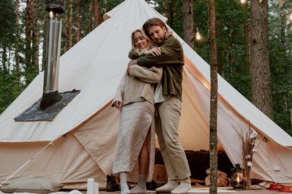 kampovanje-par-sator