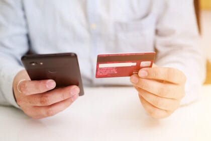 mobilni-telefon-i-kartica-u-rukama