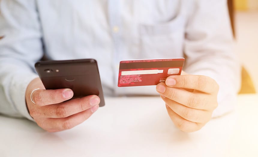 mobilni-telefon-i-kartica-u-rukama