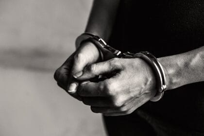 uhapsena-zena-lisice-na-rukama