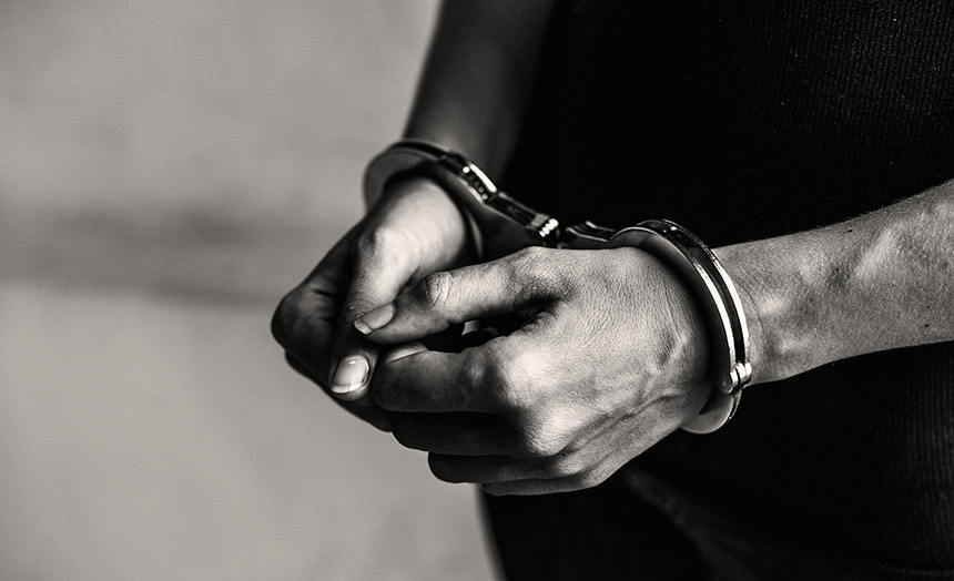 uhapsena-zena-lisice-na-rukama