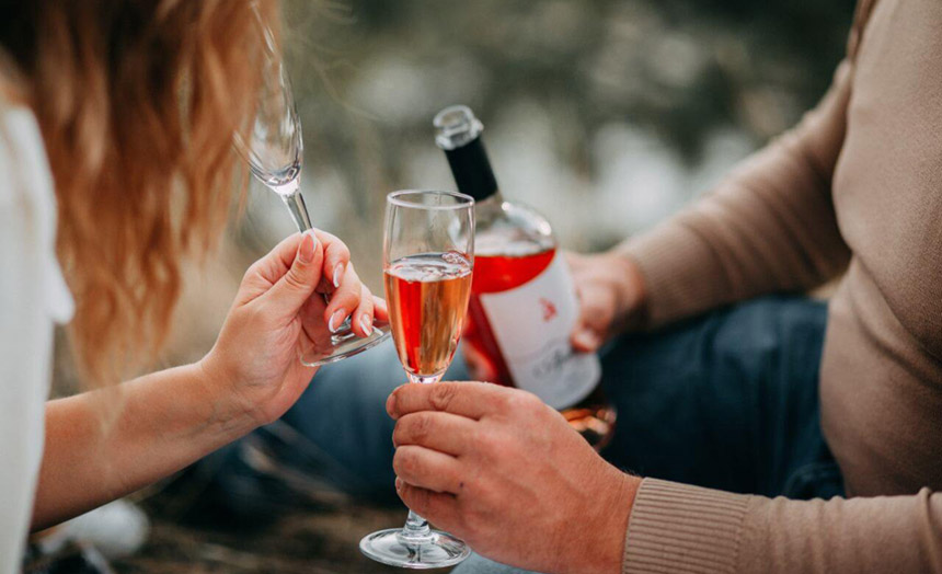 muskarac-zena-case-vino