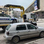 pauk-nosi-policijski-auto-cacak