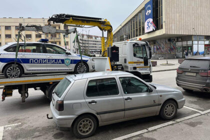 pauk-nosi-policijski-auto-cacak