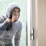 muskarac-gleda-kroz-staklo-lopov