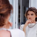 zena-gleda-sebe-u-ogledalu