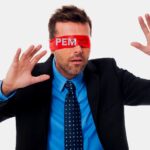 muskarac-sa-povezom-preko-ociju-rem