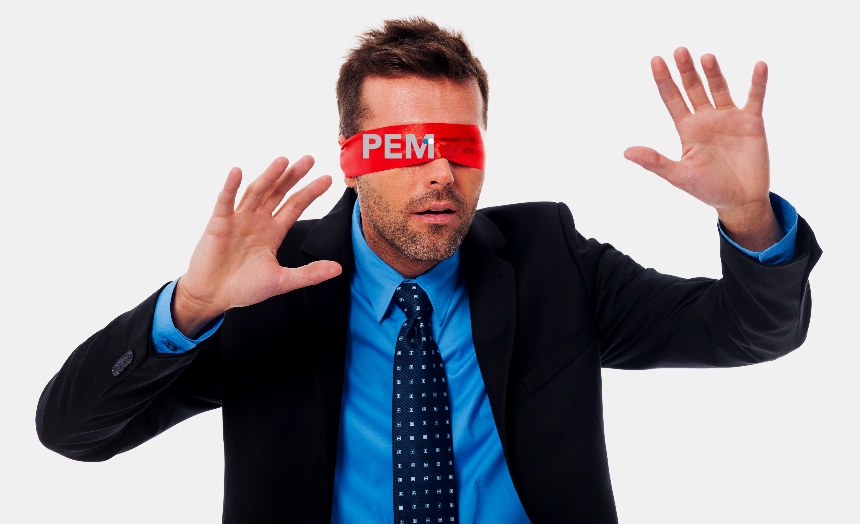 muskarac-sa-povezom-preko-ociju-rem