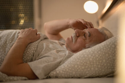 muskarac-u-krevetu-nesanica