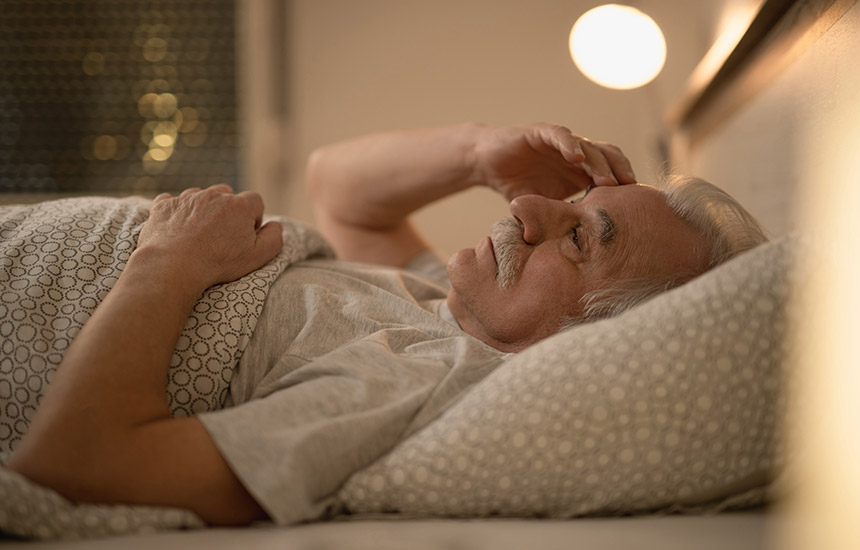 muskarac-u-krevetu-nesanica