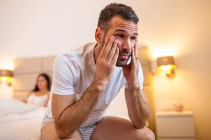 par-u-krevetu-zabrinut-muskarac