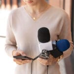 novinarka-mikrofon-mobilni