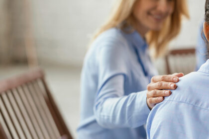 zene-podrska-ruka-na-ramenu