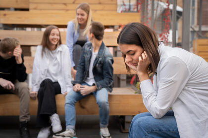 mladi-devojka-tuga-zabrinutost