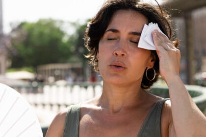 zena-brise-znoj-vrucina