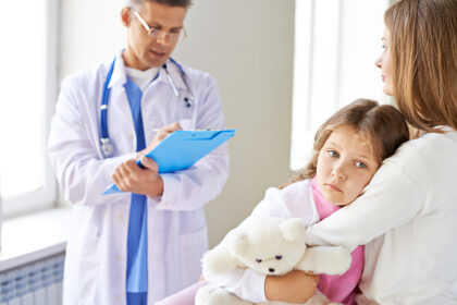 devojcica-majka-bolest-doktor