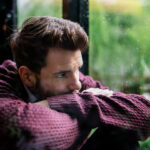 muskarac-pored-prozora