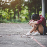 tuzna-devojcica-sedi