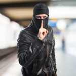 muskarac-u-crnom-sa-fantomkom