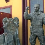 spomenici-pored-kontejnera