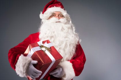 deda-mraz-sa-poklonom