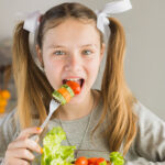 devojcica-jede-povrce
