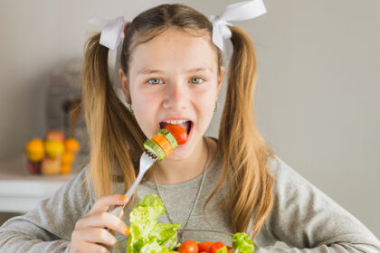 devojcica-jede-povrce