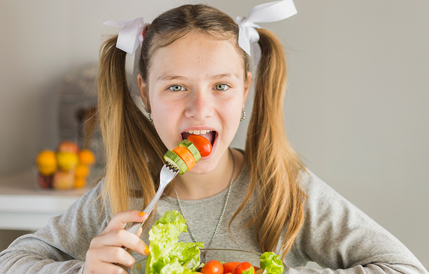 devojcica-jede-povrce