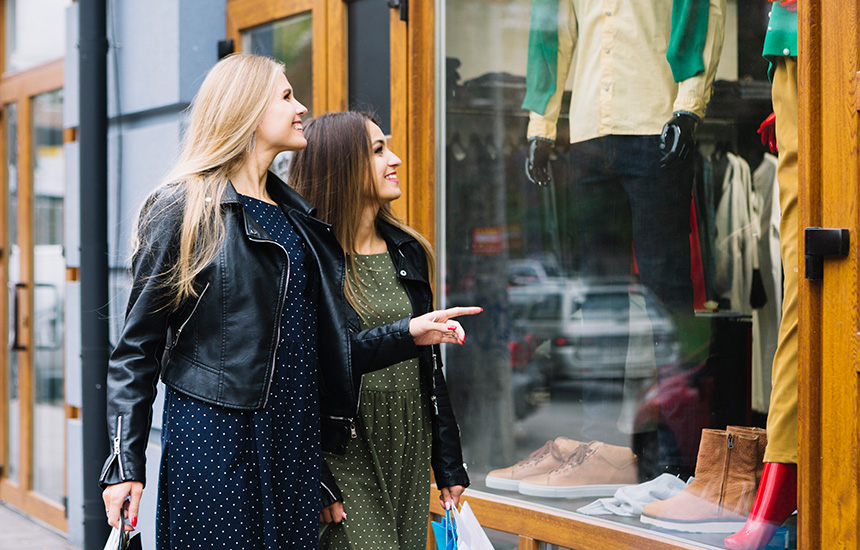 devojke-gledaju-izlog