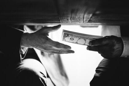 korupcija-novac-ispod-stola