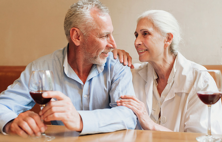 muskarac-i-zena-piju-vino