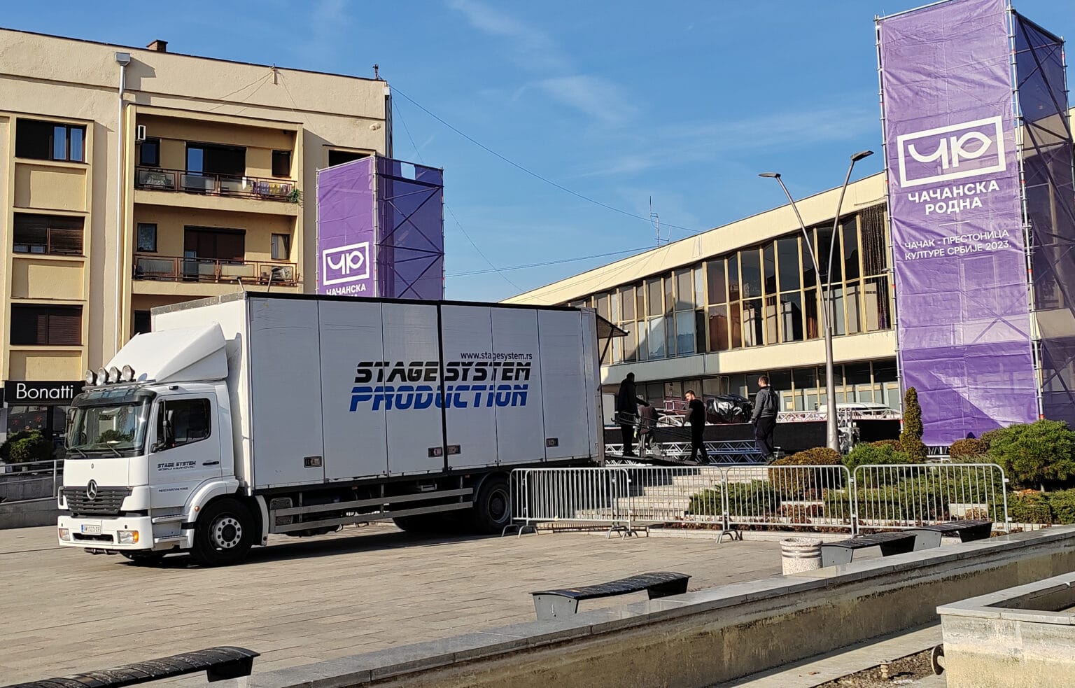 • N2 portal stage-system-production-postavlja-binu-foto-nenad-nesovic-n2